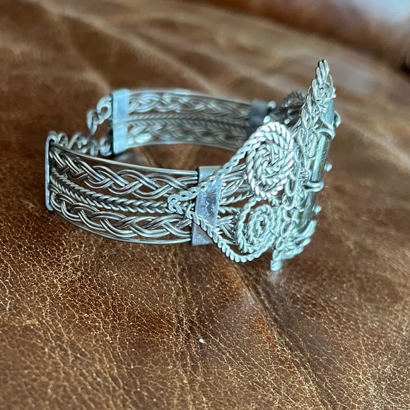 Silver Twisted Wire Cuff Bracelet with large Oval Abalone Shell Inlay - Picture 3 of 12